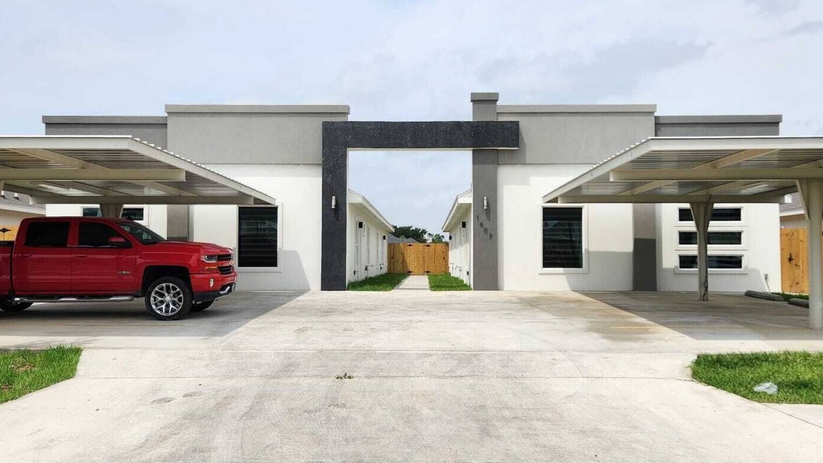 Alamo Apartment | The blue apartment near expressway