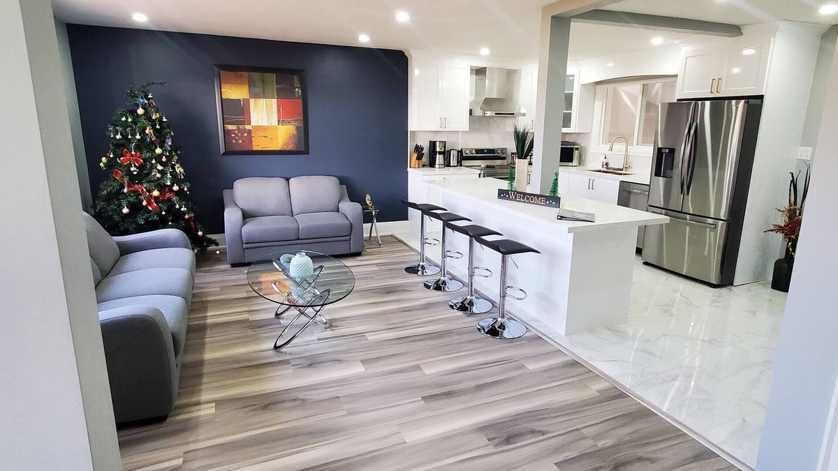 Niagara Falls House | The Blue Bungalow Retreat - Get together with Friends & Family!