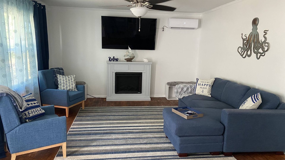 Grand Rivers House | The Blue Bungalow, 3 min.from KY Lake, Green Turtle Bay Resort and Patti’s Rest.