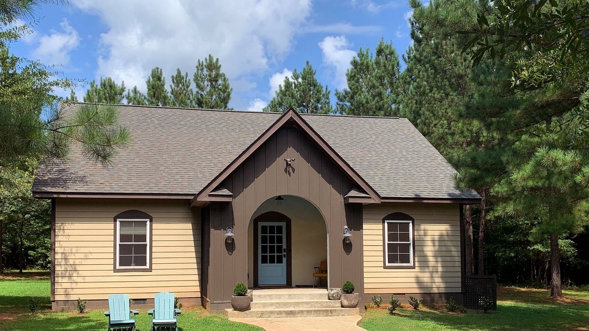 Columbus House | The Blue Door 10 min to TIEC 2BR 2BA House Private Modern Clean Quiet 7 acres