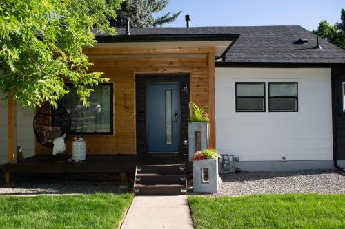 Loveland House | The Blue Door Bungalow - Oldtown, Well-Equipped Kitchen