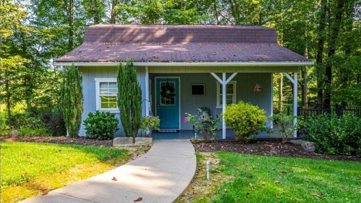 Dundee Cottage | The Blue Door Cottage