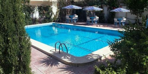 Al-'Amriyah Villa | The blue Getaway family villa with XXL pool and AC