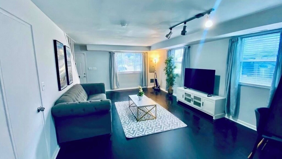 Deanwood House | The Blue House 3-bedroom house in DC