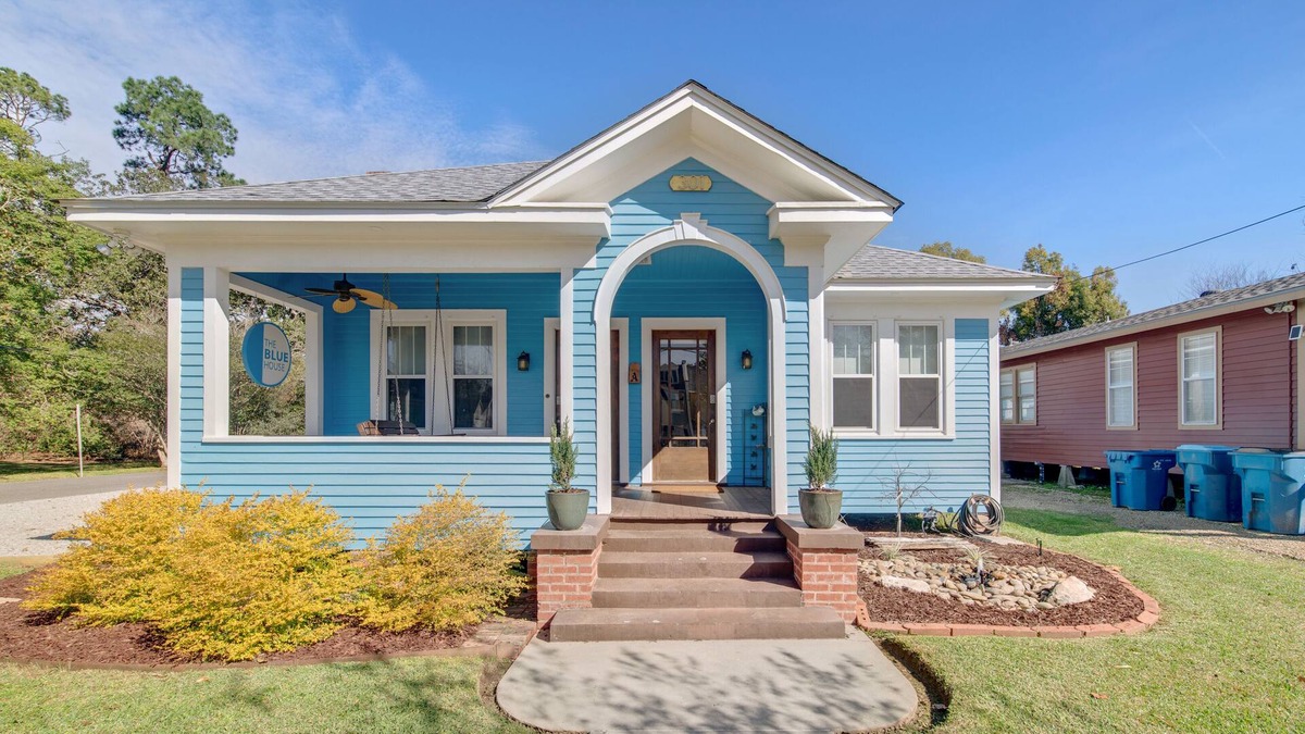Freetown - Port Rico House | The Blue House - Historic & Completely Updated, Walkable!