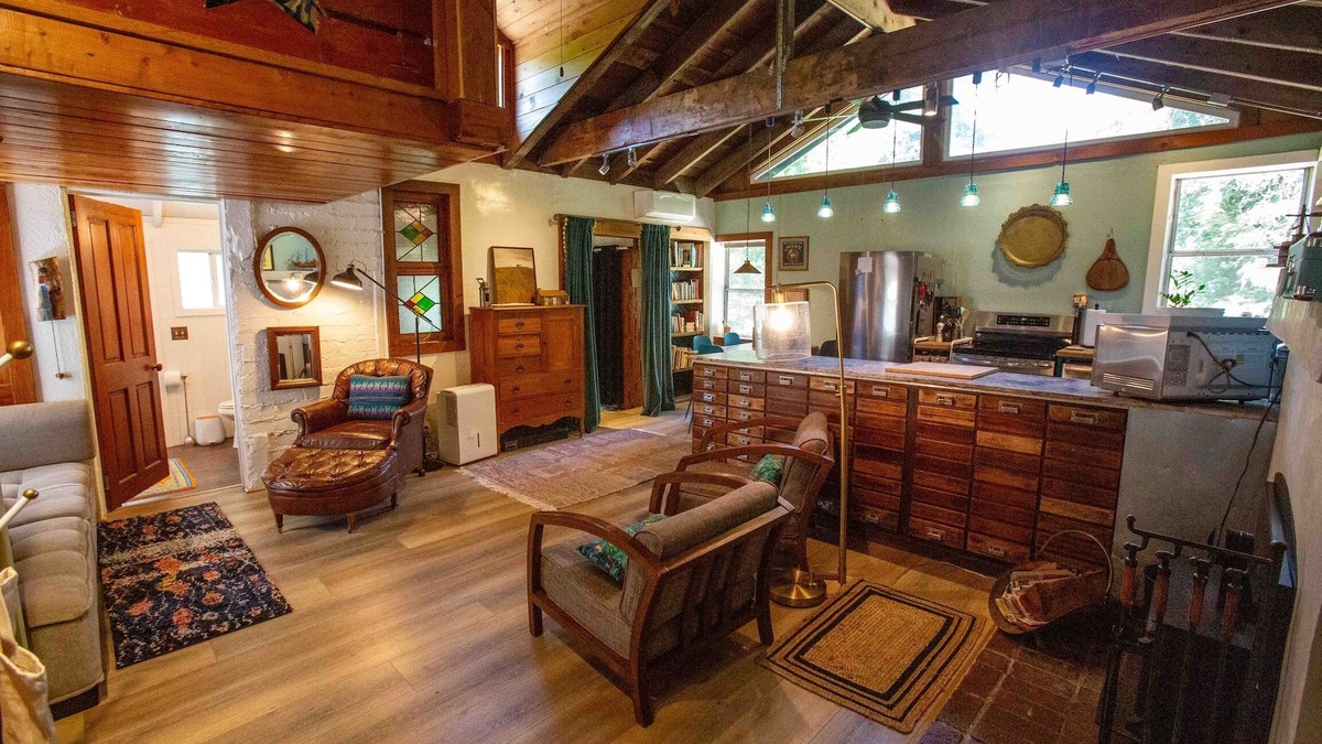 Hacienda House | The Blue House. Walkable to Russian River, Family Friendly, AC, Wifi.