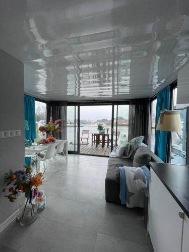 Zwartsluis Apartment | The Blue Houseboat