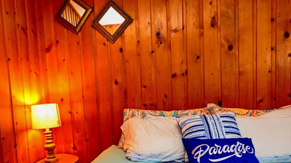 Town of Somerset Cottage | The Blue Lagoon is a cozy cottage with lake view near Niagara falls & Olcott