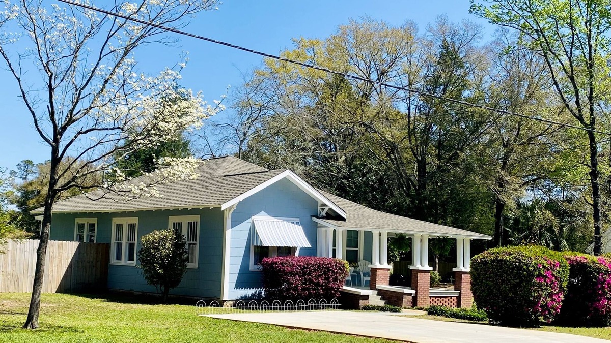 Crestview House | The Blue Pearl near Downtown Crestview