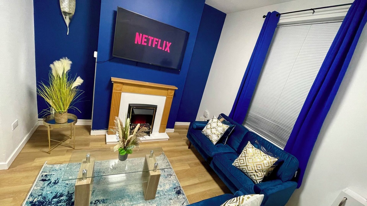 Hull House | The Blue Retreat 3 Bed House Minutes away from town with Free Parking