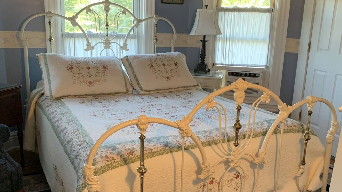 Brockport Bed & Breakfast | The Blue Room at The Victorian