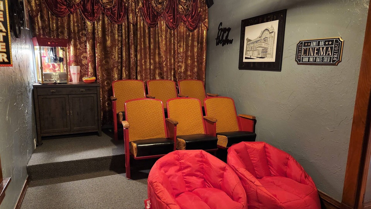 Baraboo House | The Bluebell Manor - Home theater- Walk to Downtown