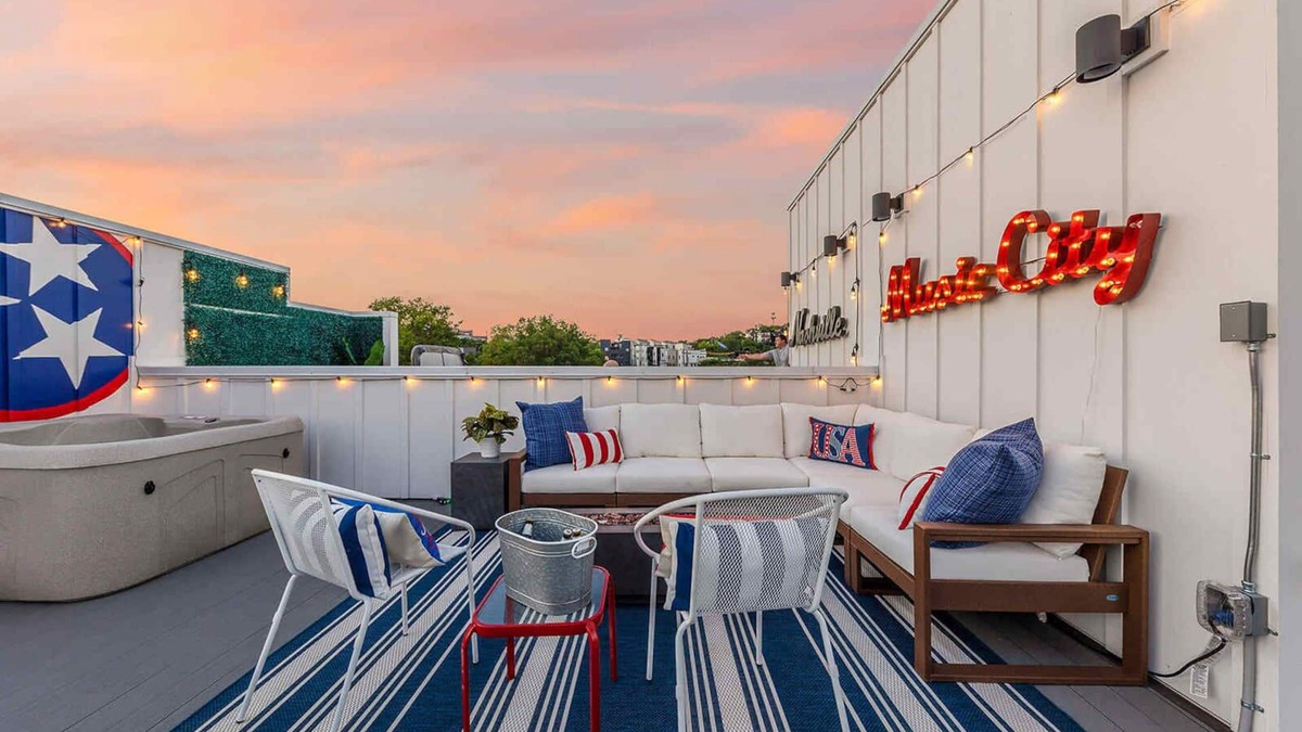 Katie Hill Neighborhood House | The Bluebell - Rooftop Lounge with Hot Tub!
