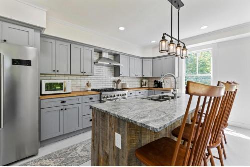 Sebago House | The Blueberry House - Spacious, Family & Pet-Friendly Retreat near Sebago Lake
