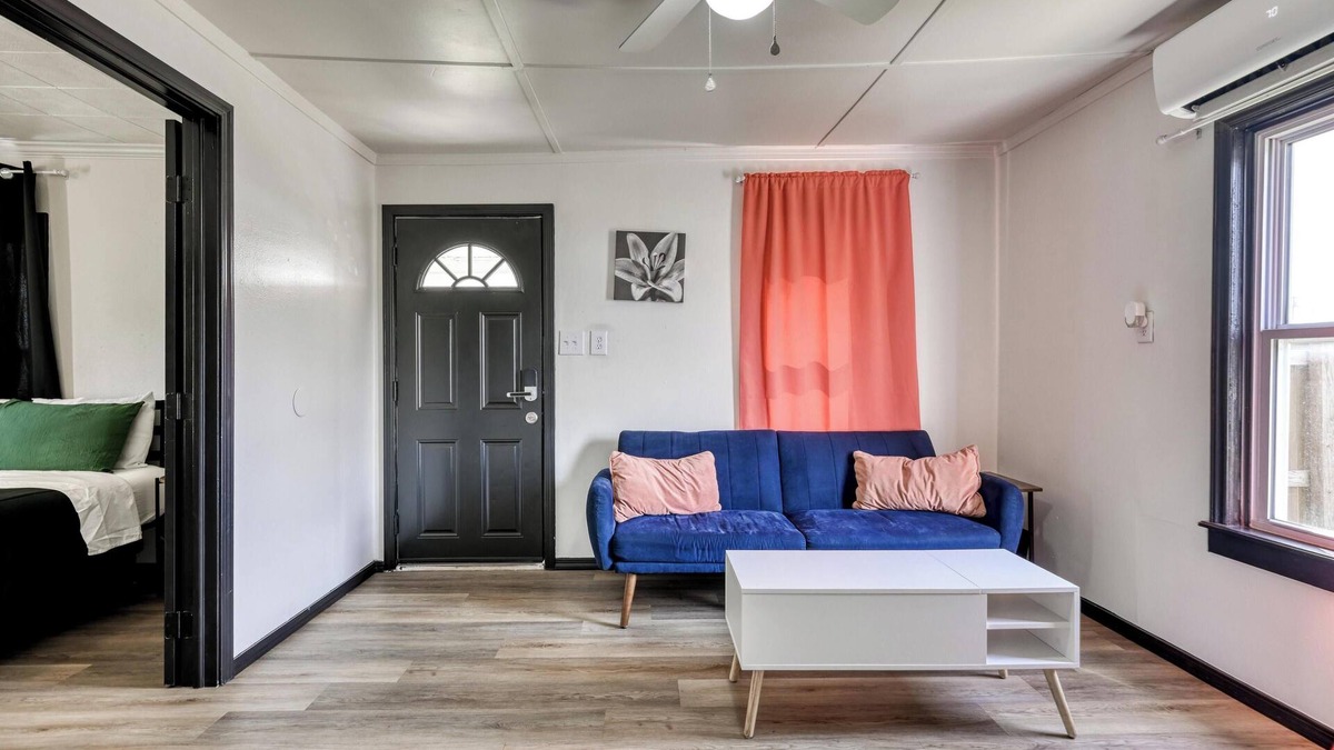 Joplin House | The Bluebird: Modern 1 Bed, Large Peaceful Yard