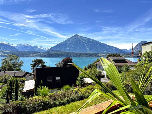 Goldiwil Apartment | The Bluemlisalp, a private holiday flat with the lake of Thun view