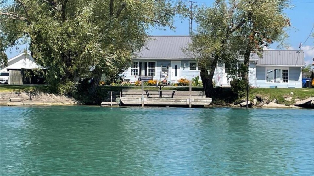 Mooretown House | The Bluewater House