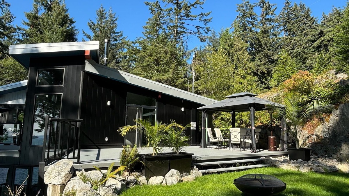 Bowen Island House | The Bluewater Retreat on Bowen Island with private beach access and ocean views