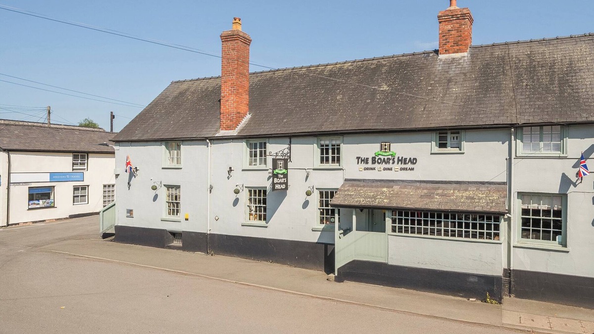 Bishops Castle Cottage | THE BOARS HEAD PUB, pet friendly, with hot tub in Bishop's Castle