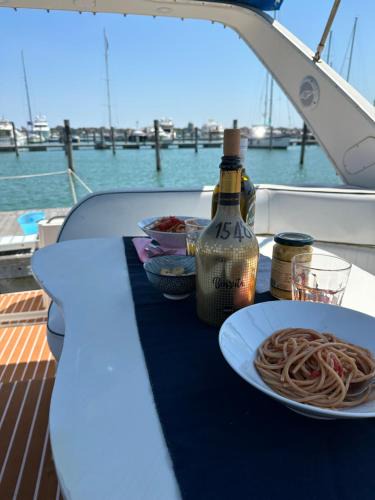 Castello Boat Rental | The boat experience Hotel galleggiante in barca