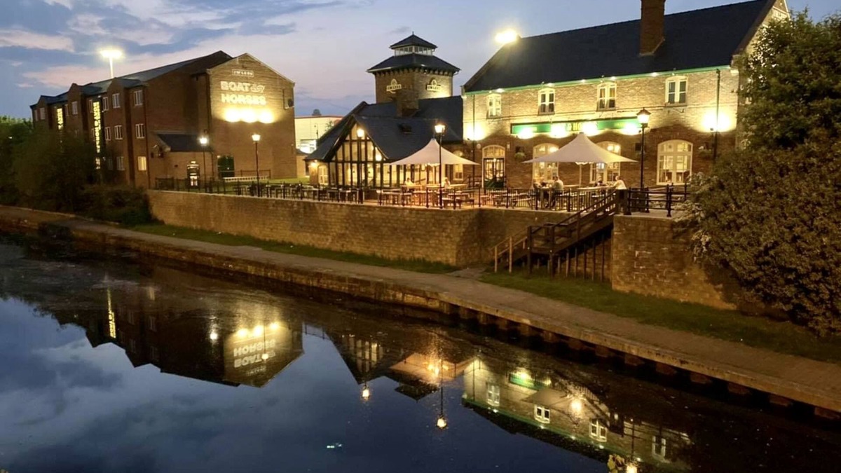 Oldham Hotel | The Boat & Horses Inn