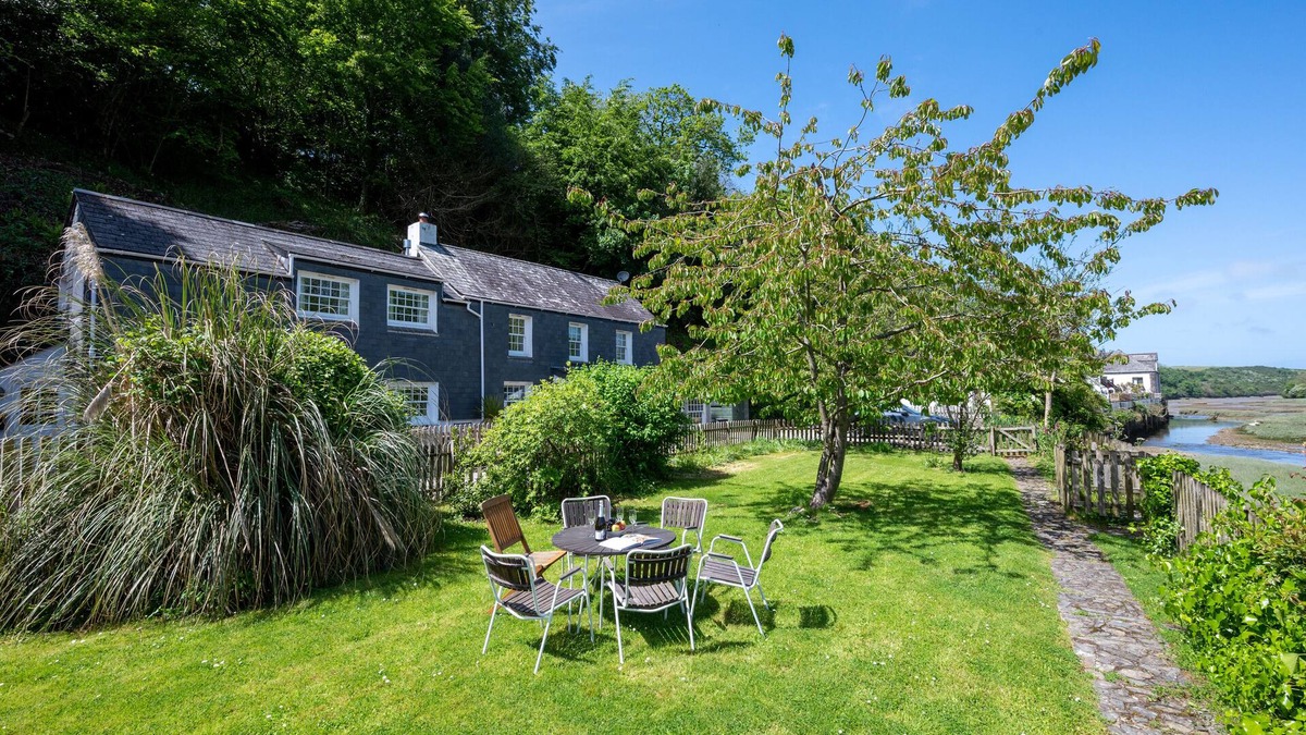 Little Petherick House | The Boathouse - Four Bedroom House, Sleeps 8