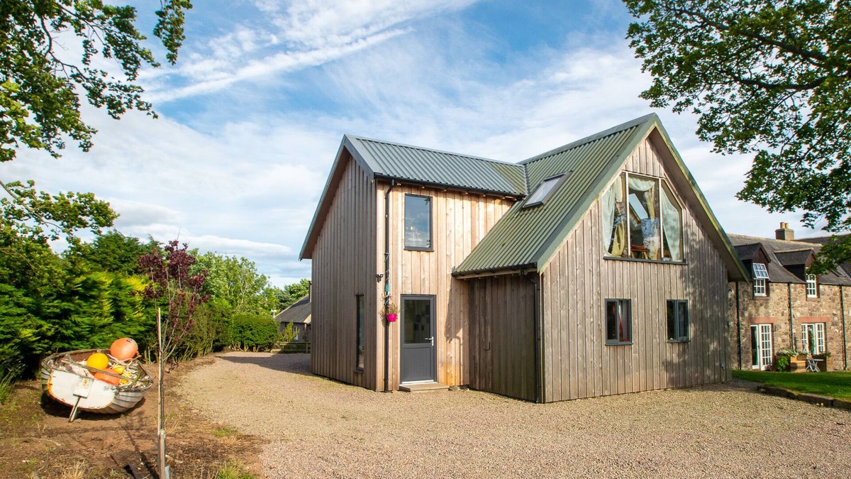 Stonehaven Cottage | The Boathouse has fantastic country views near spectacular coastal walks