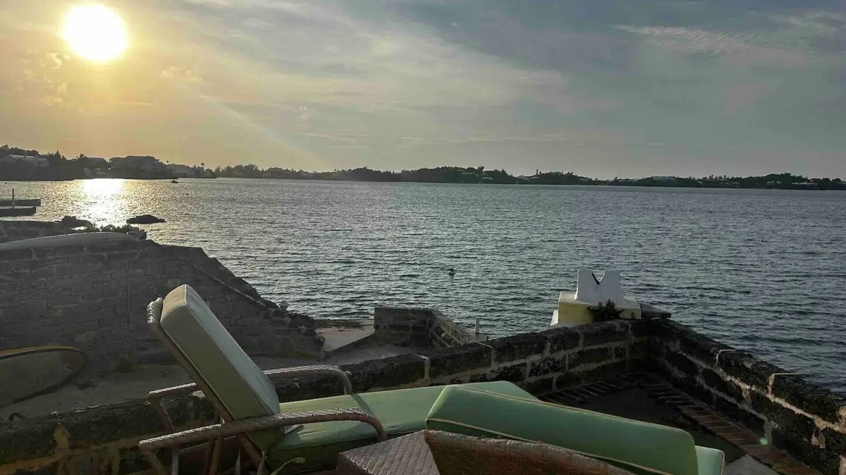 Smith's Cottage | The Boathouse: Large Waterfront Cottage on Harrington Sound – Sleeps 4+