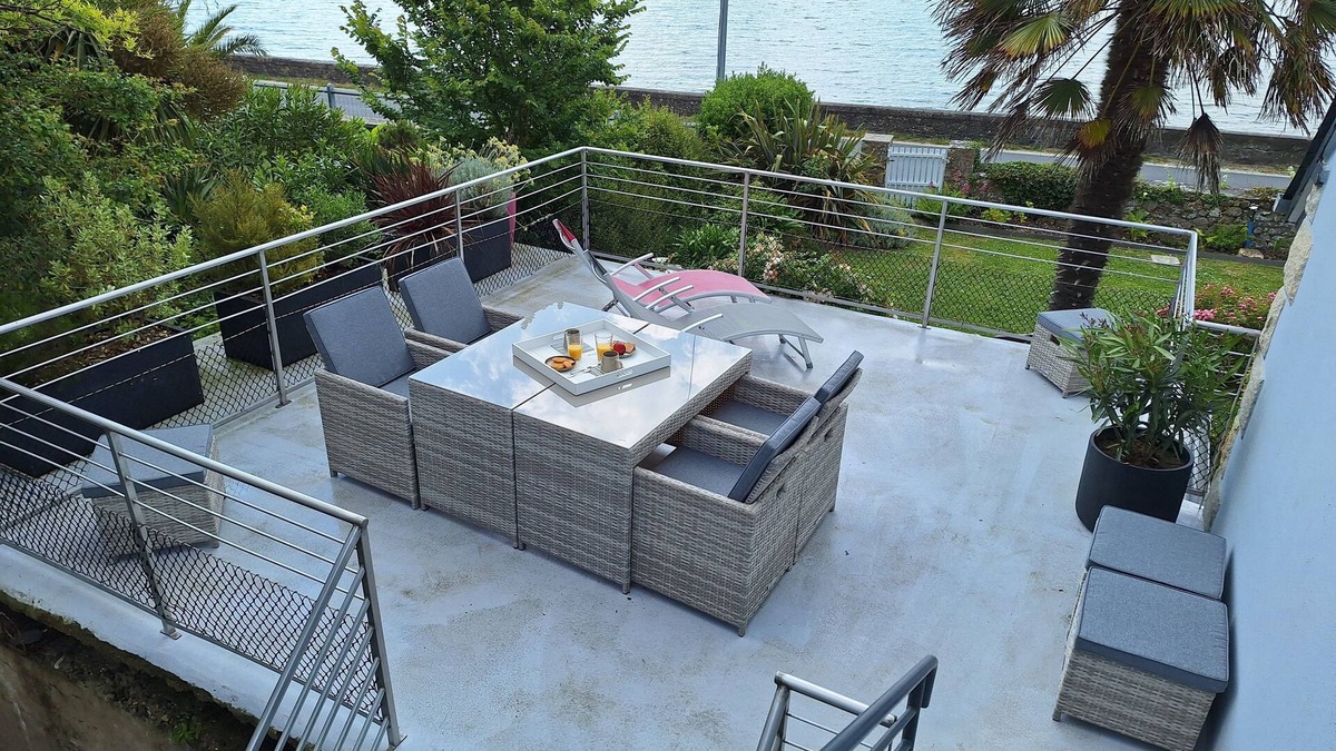 Reville Apartment | The bookstore, beachfront house facing Tatihou island, feet in the water !