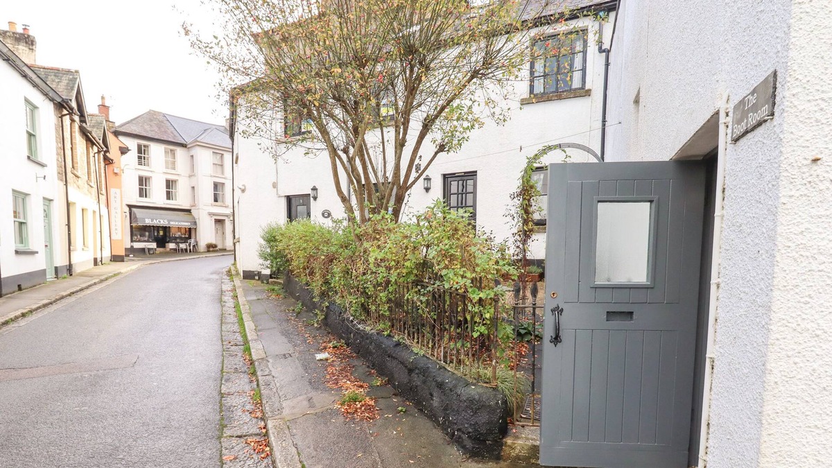 Chagford Cottage | THE BOOT ROOM, pet friendly, character holiday cottage in Chagford