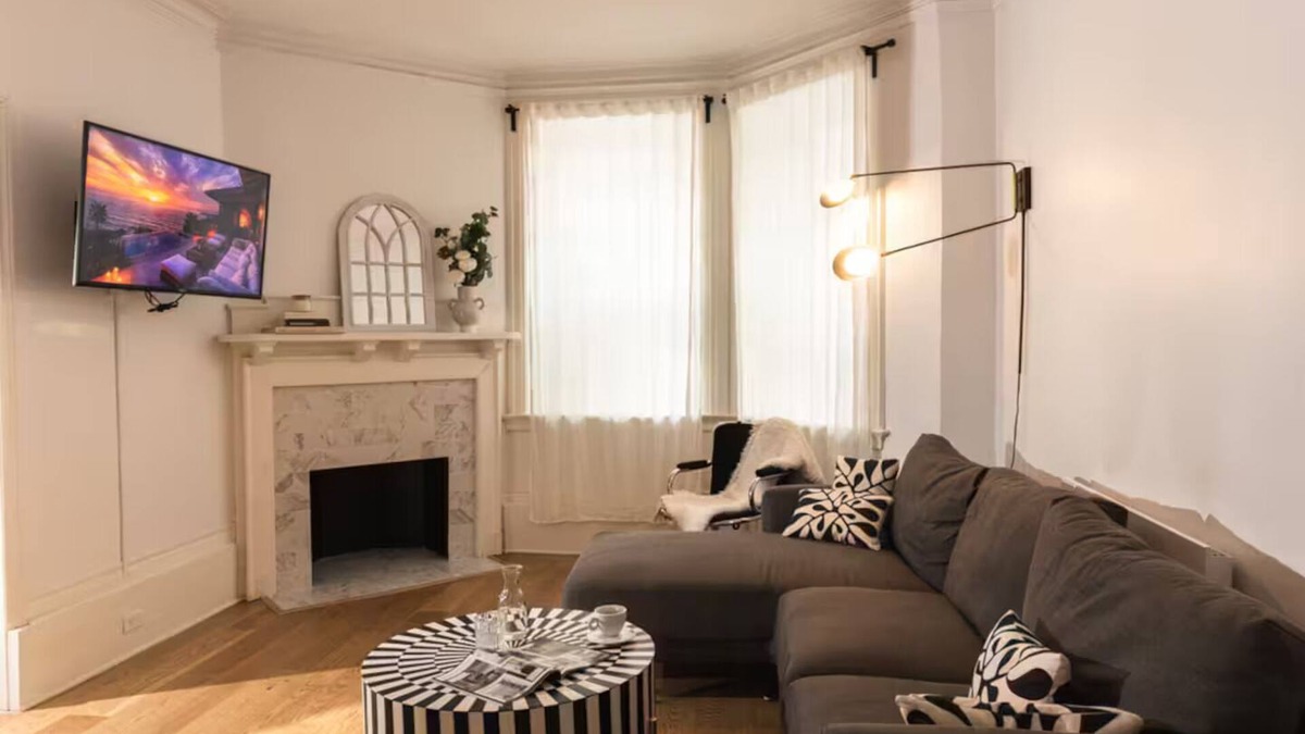 Shaughnessy Village Apartment | The Bordeaux - 4 bedrooms, 1,5 baths Apartment in Montréal Downtown With Parking