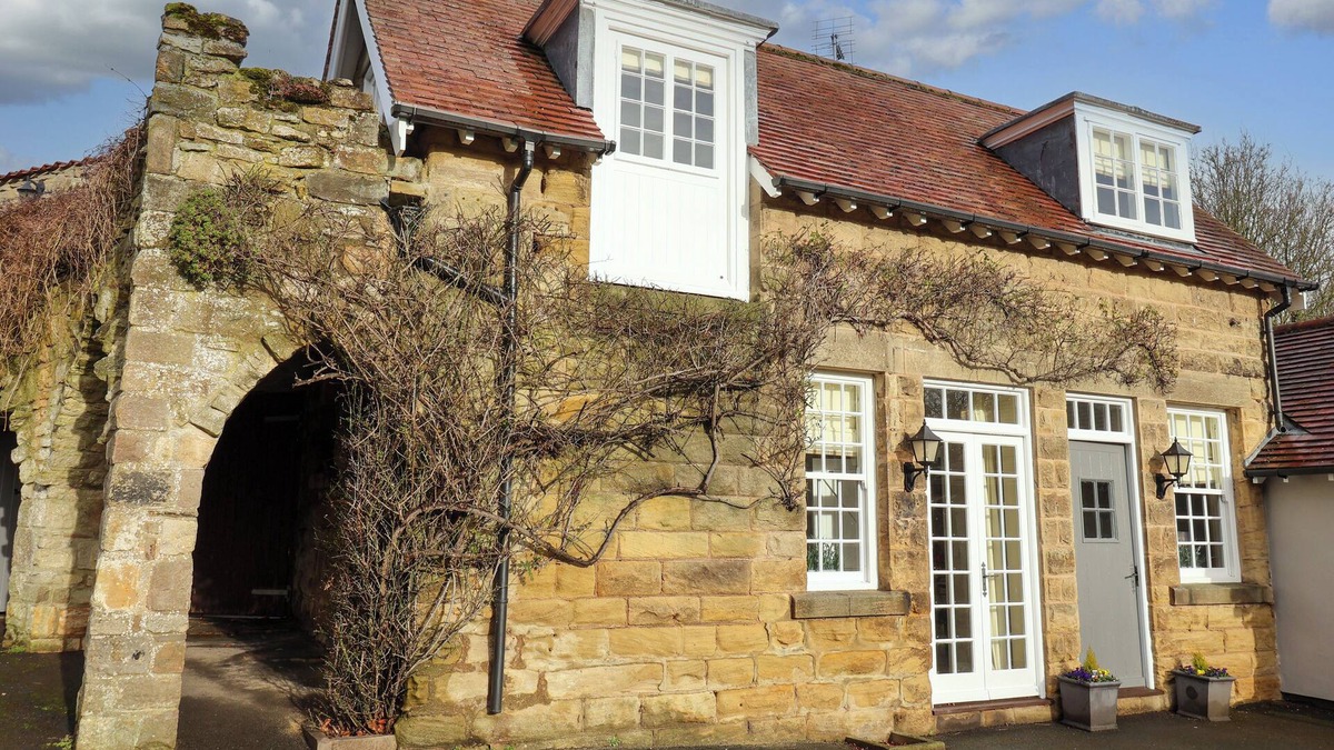 Knaresborough Cottage | THE BOTHY, character holiday cottage, with open fire in Knaresborough