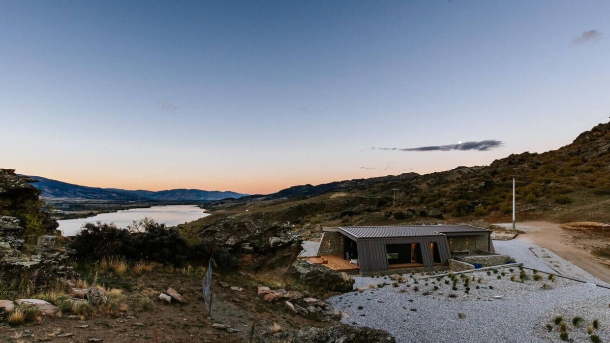 Lowburn Villa | The Boulders Retreat - Lake Views - Outdoor Bath