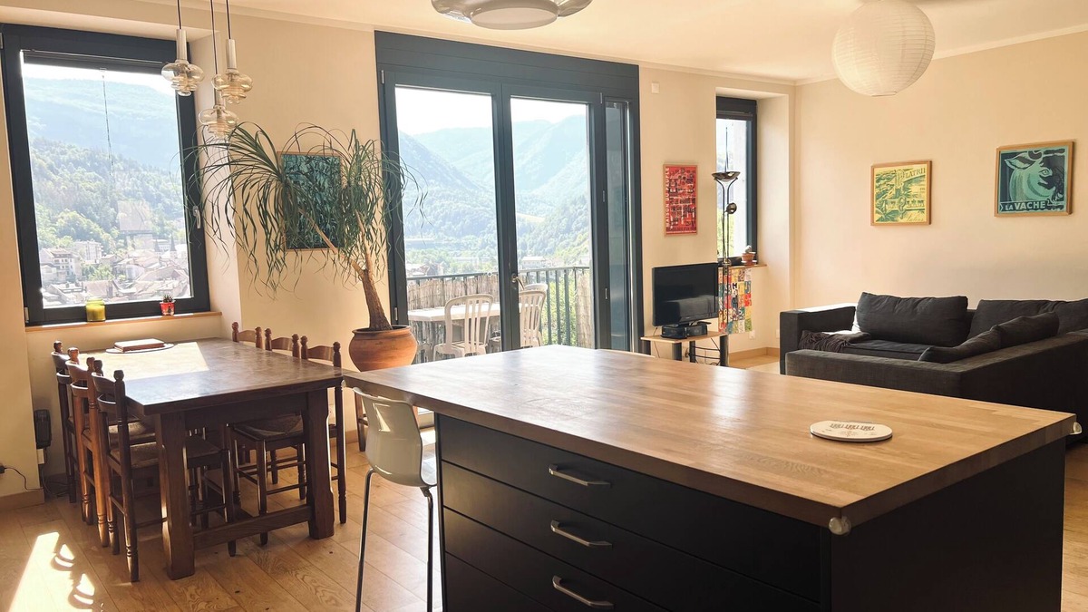 Saint-Claude Apartment | The Boulevard Bellevue balcony