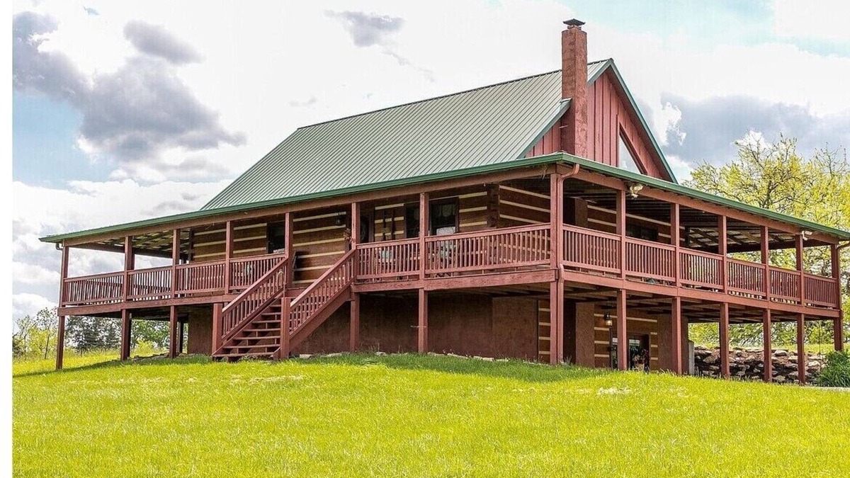 Springfield Cabin | The Bourbon Lodge - Log home escape, Bourbon Trail, sunsets, peaceful retreat