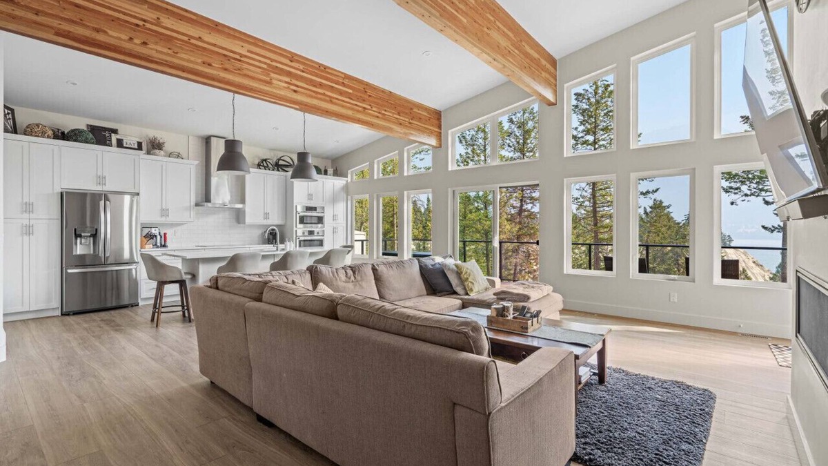 East Kootenay Apartment | The Brae Cabin | Luxury | Lake Views | Large Deck