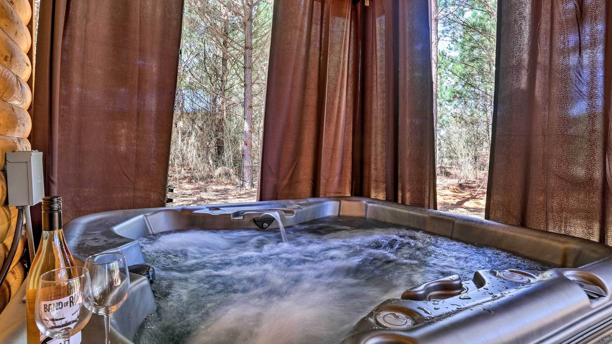 Broken Bow Cabin | 'The Breeze' - Broken Bow Cabin w/Hot Tub & Deck!