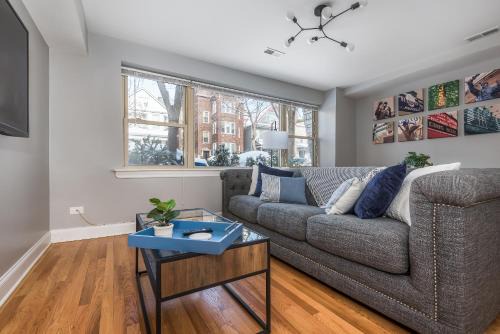 Uptown Apartment | The Bright Retreat in Andersonville
