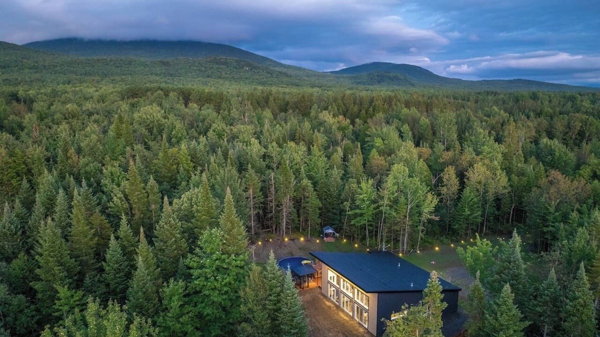 La Patrie House | The Bright Star |Hot Tub| Pool Table | Pool |River