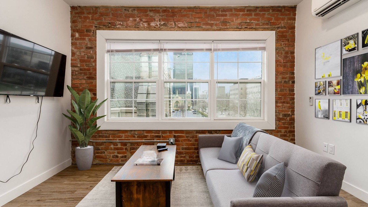 Olde Towne East Apartment | The Broad - Cozy Affordable Luxury in Downtown