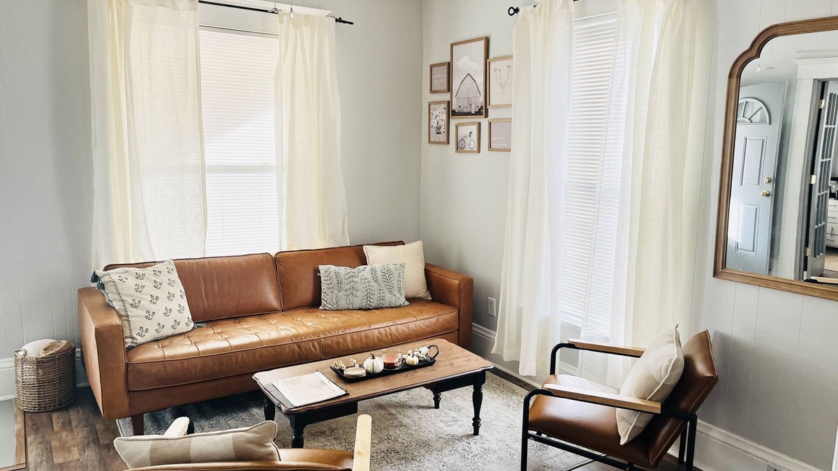 Great Bend House | The Broadway Cottage - Great Bend Downtown(Pet Friendly)