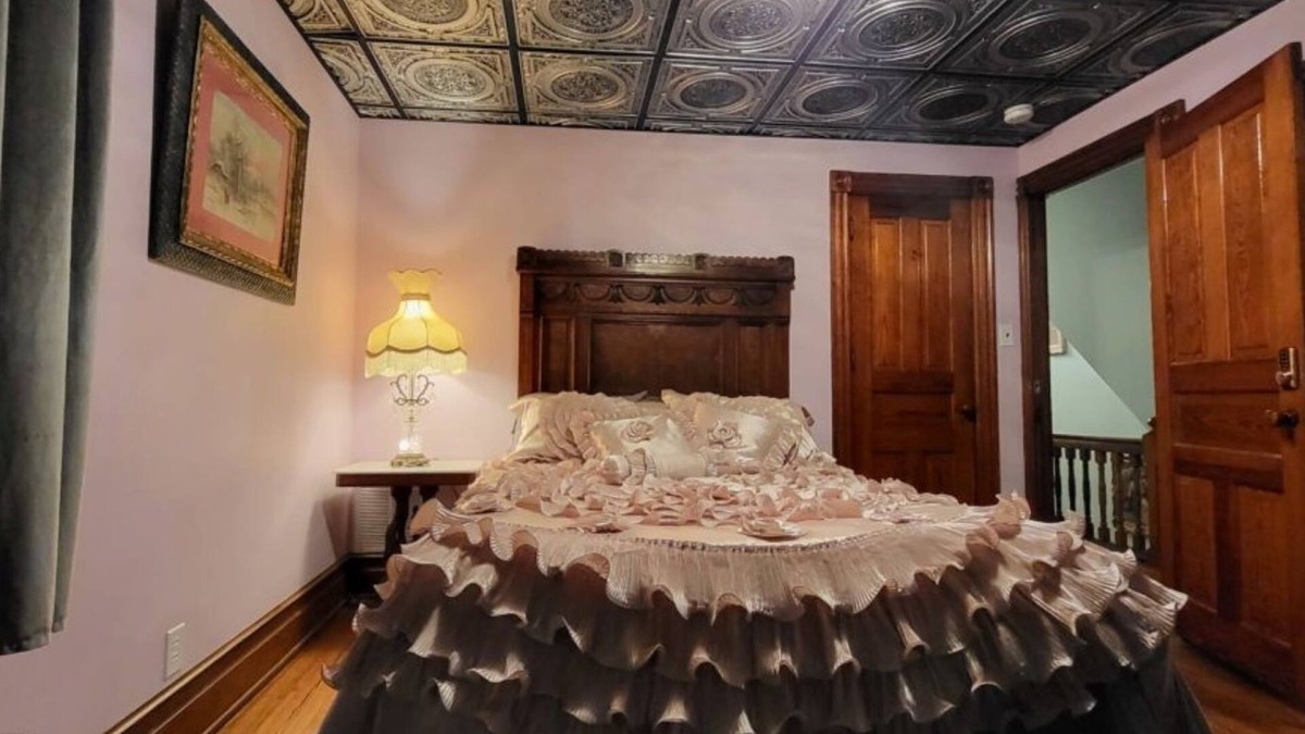 Ashfield Bed & Breakfast | THE BROADWAY ROOM AT TRAILS END B&B