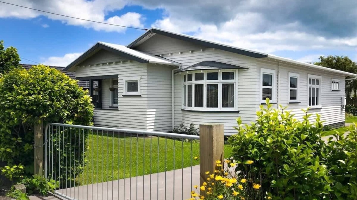 New Plymouth Cottage | The Brooklands Bungalow - charming garden cottage