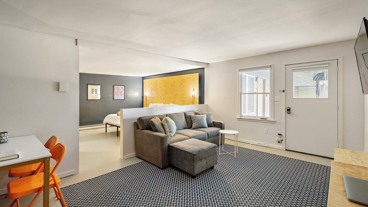 Hillsdale Apartment | The Brooks Motel: Exceptional Suite