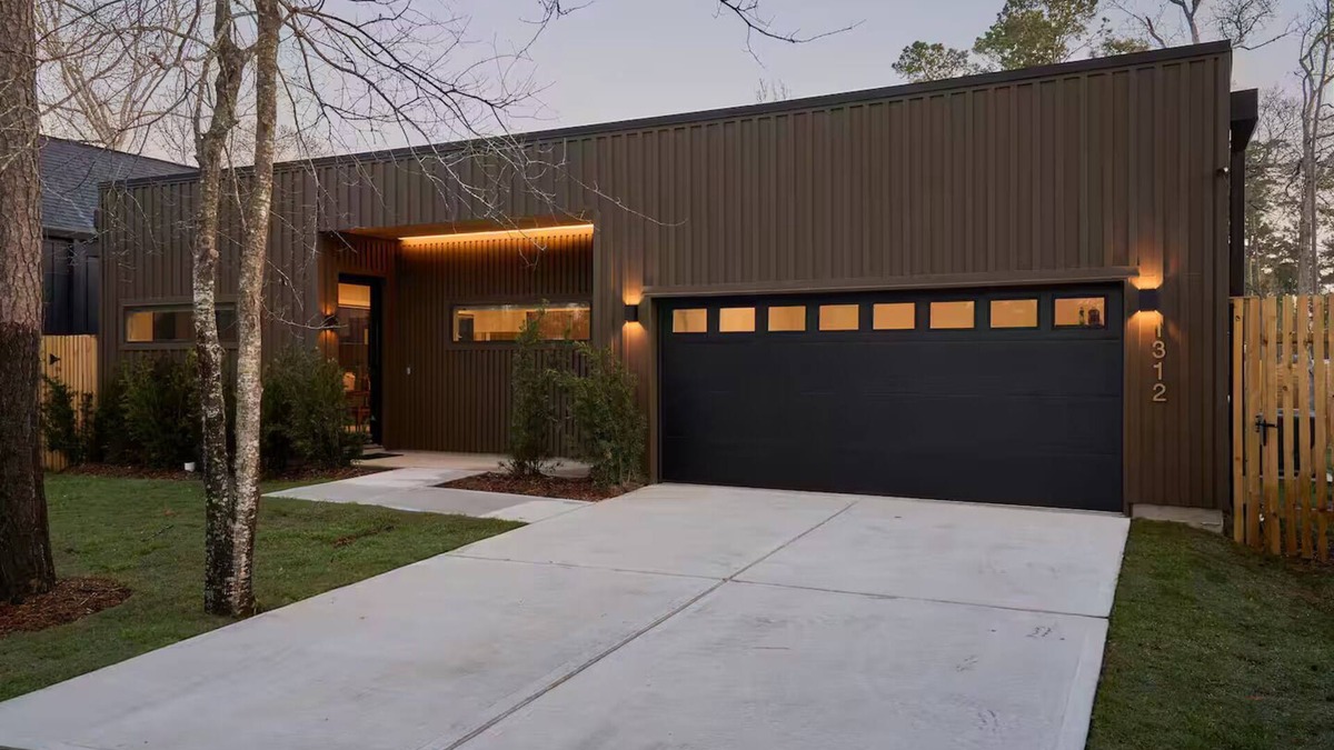 Conroe House | The Brown Oak: Nature & Splendor