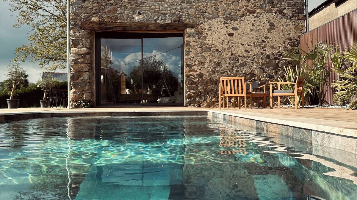 Loubajac House | The Buala barn with heated swimming pool