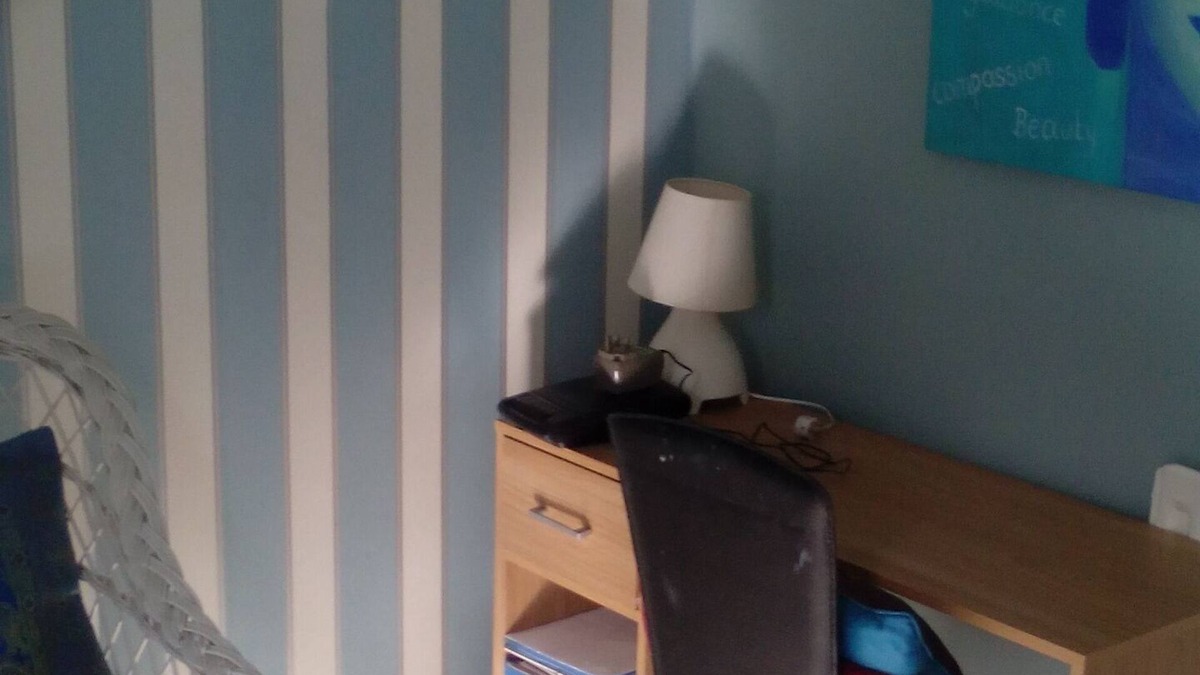 Crawley Down House | THE BUDDHA ROOM (QUIET COSY & CLEAN) 15 MINS FROM GATWICK.