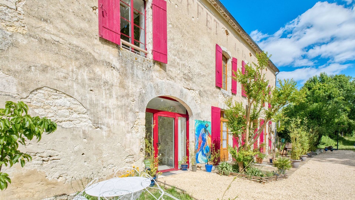 Plaisance House | The Buffet de la Gare: Historic Gîte with Private Terrace in the Heart of Périgord Pourpre