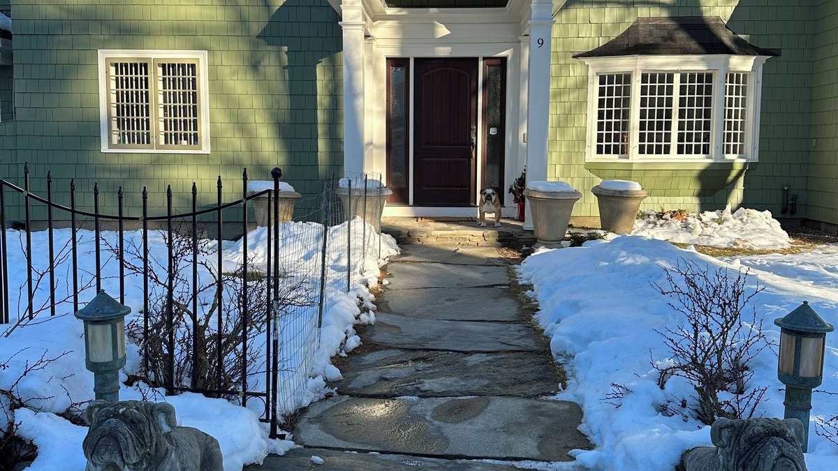 Hanover Apartment | The Bulldog House! Walking Distance to Hanover and Dartmouth! 2 bedroom, 4 beds!