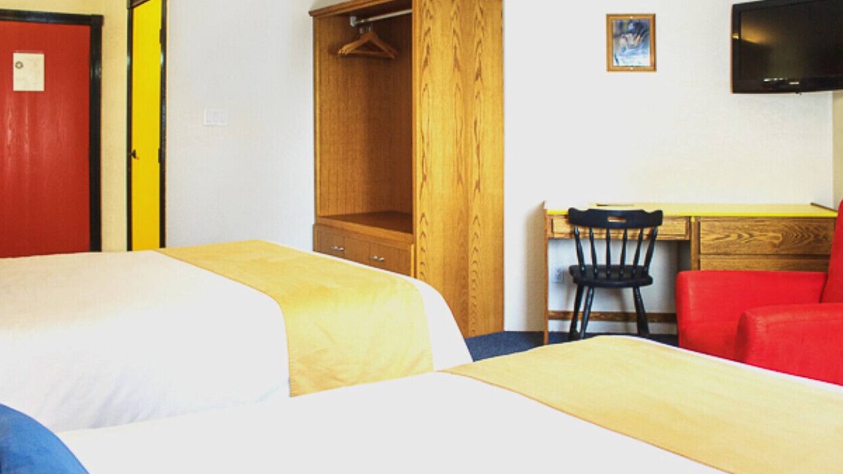 Silver Star Mountain Hotel | The Bulldog Silver Star - Standard Queen + Queen 1